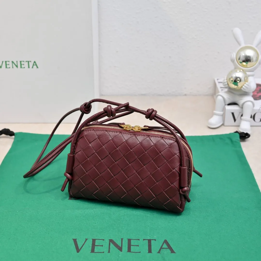 Batch 1260 #Bv The new Concert pouch is the most beautiful and practical mini bag I have ever seen 🎈 The bag body adopts the classic lntrecciato weaving process✅ It is equipped with a leather double-headed zipper, the opening is wide, easy to take and put, the shoulder strap knot can be slid to adjust the length freely, that is, 🉑️crossbody/underarm, and can be used as a clutch bag. Small body, large capacity, so practical! The key is that it is extremely versatile! Come and buy this small, exquisite, beautiful and versatile bag 👍 Model: 4258 Size: 18.5*11.5*8.5